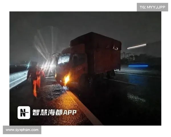 「新闻下午茶」事发陆川!鲁莽超车,小轿车撞上大货车致1死2伤~ 「新闻下午茶」事发陆川!鲁莽超车,小轿车撞上大货车致1死2伤~